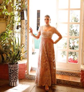 Mahira Khan feet photo thumbnail