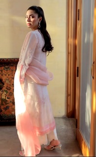 Mahira Khan feet photo thumbnail