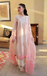 Mahira Khan feet photo thumbnail