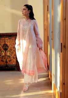 Mahira Khan feet photo thumbnail