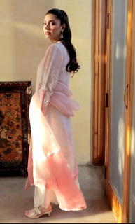Mahira Khan feet photo thumbnail