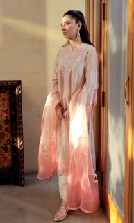 Mahira Khan feet photo thumbnail
