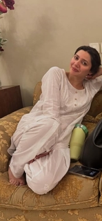 Mahira Khan feet photo thumbnail