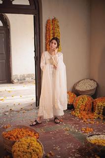 Mahira Khan feet photo thumbnail