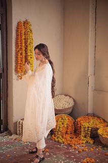 Mahira Khan feet photo thumbnail