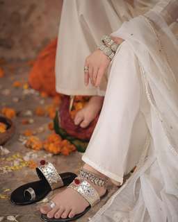 Mahira Khan feet photo thumbnail