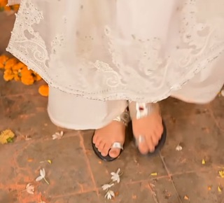 Mahira Khan feet photo thumbnail