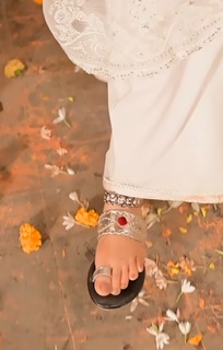 Mahira Khan feet photo thumbnail