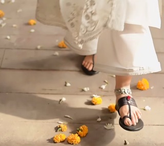 Mahira Khan feet photo thumbnail