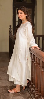 Mahira Khan feet photo thumbnail