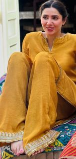 Mahira Khan feet photo thumbnail