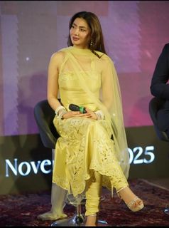 Mahira Khan feet photo thumbnail
