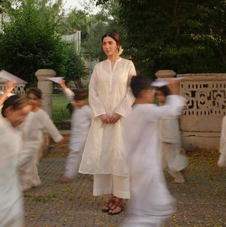 Mahira Khan feet photo thumbnail