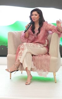 Mahira Khan feet photo 3