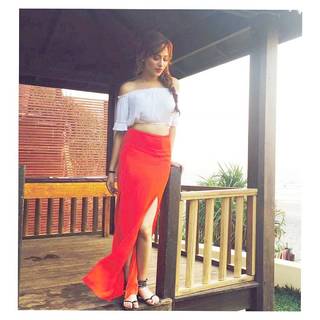 Mahira Sharma feet photo thumbnail