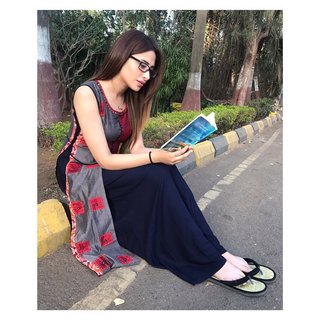 Mahira Sharma feet photo thumbnail