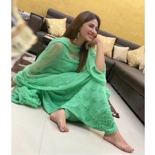 Mahira Sharma feet photo thumbnail