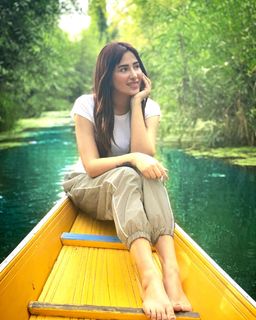Mahira Sharma feet photo thumbnail