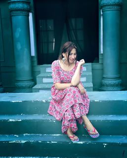 Mahira Sharma feet photo thumbnail