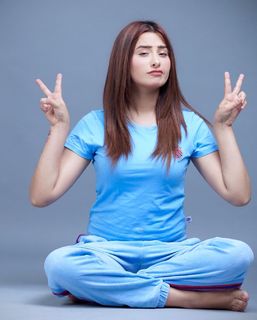 Mahira Sharma feet photo thumbnail