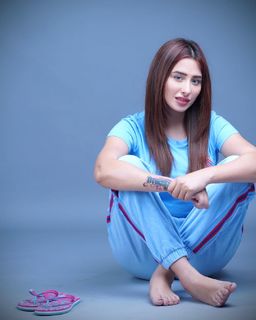 Mahira Sharma feet photo thumbnail