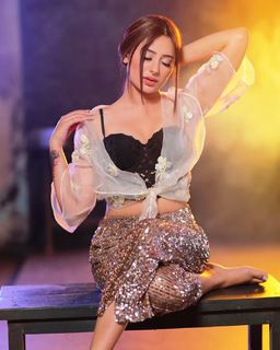 Mahira Sharma feet photo thumbnail