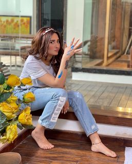 Mahira Sharma feet photo thumbnail