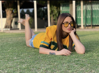 Mahira Sharma feet photo thumbnail