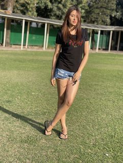 Mahira Sharma feet photo thumbnail