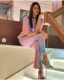 Mahira Sharma feet photo thumbnail