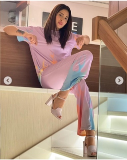Mahira Sharma feet photo thumbnail