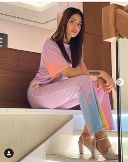 Mahira Sharma feet photo thumbnail