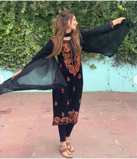 Mahira Sharma feet photo thumbnail