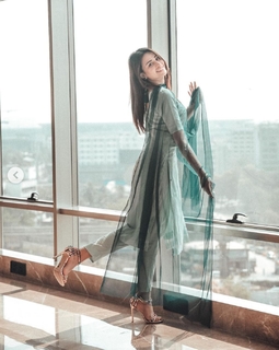 Mahira Sharma feet photo thumbnail