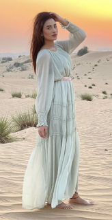 Mahira Sharma feet photo thumbnail