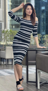 Mahira Sharma feet photo thumbnail