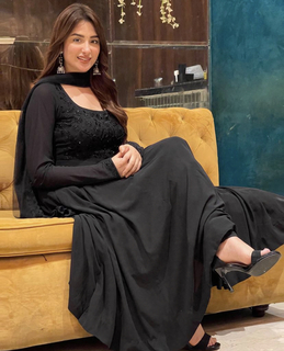 Mahira Sharma feet photo thumbnail
