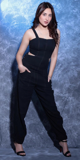 Mahira Sharma feet photo thumbnail