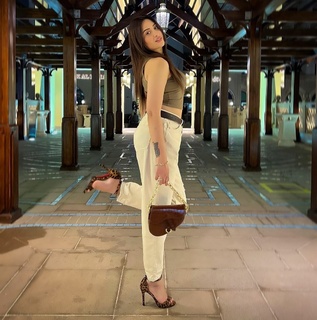 Mahira Sharma feet photo thumbnail