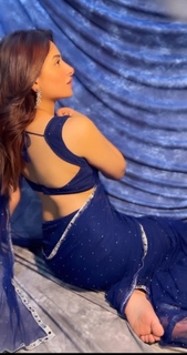 Mahira Sharma feet photo thumbnail