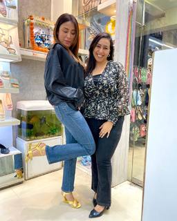 Mahira Sharma feet photo thumbnail