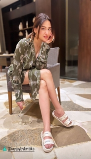 Mahira Sharma feet photo thumbnail