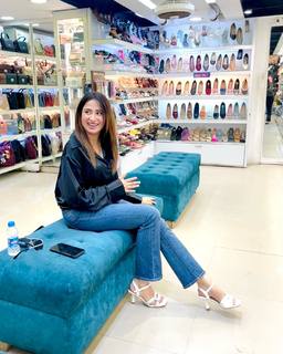 Mahira Sharma feet photo thumbnail