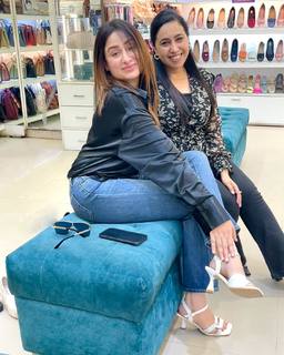 Mahira Sharma feet photo thumbnail