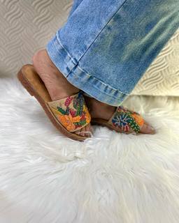 Mahira Sharma feet photo thumbnail