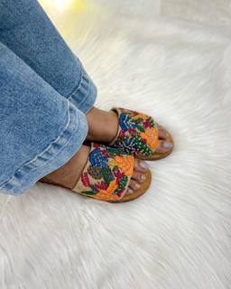 Mahira Sharma feet photo thumbnail