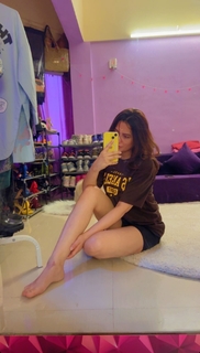 Mahira Sharma feet photo thumbnail