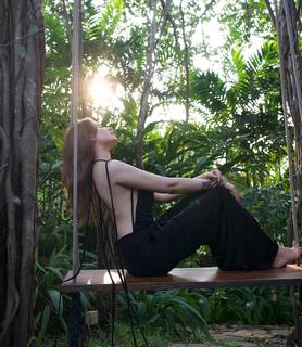 Mahira Sharma feet photo thumbnail