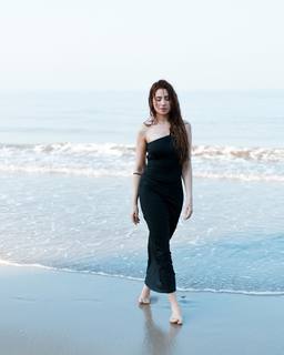 Mahira Sharma feet photo thumbnail