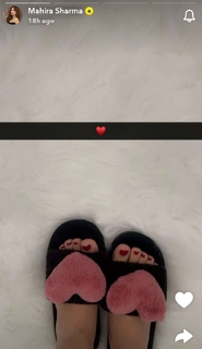 Mahira Sharma feet photo thumbnail